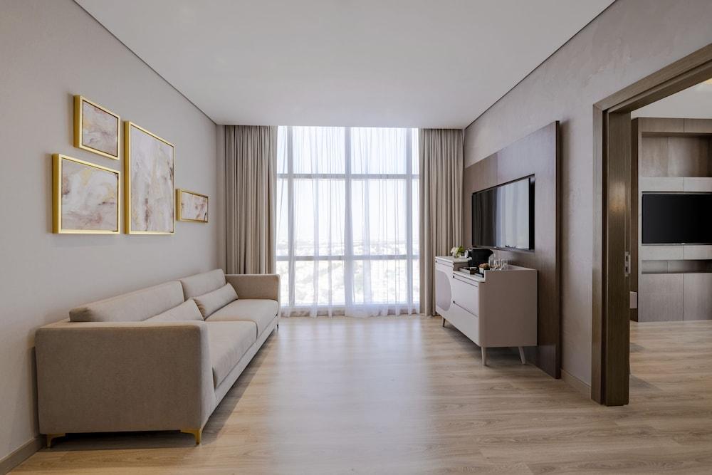 Movenpick Hotel Jumeirah Village Triangle Room Type - Superior Suite, 1 King Bed, City View