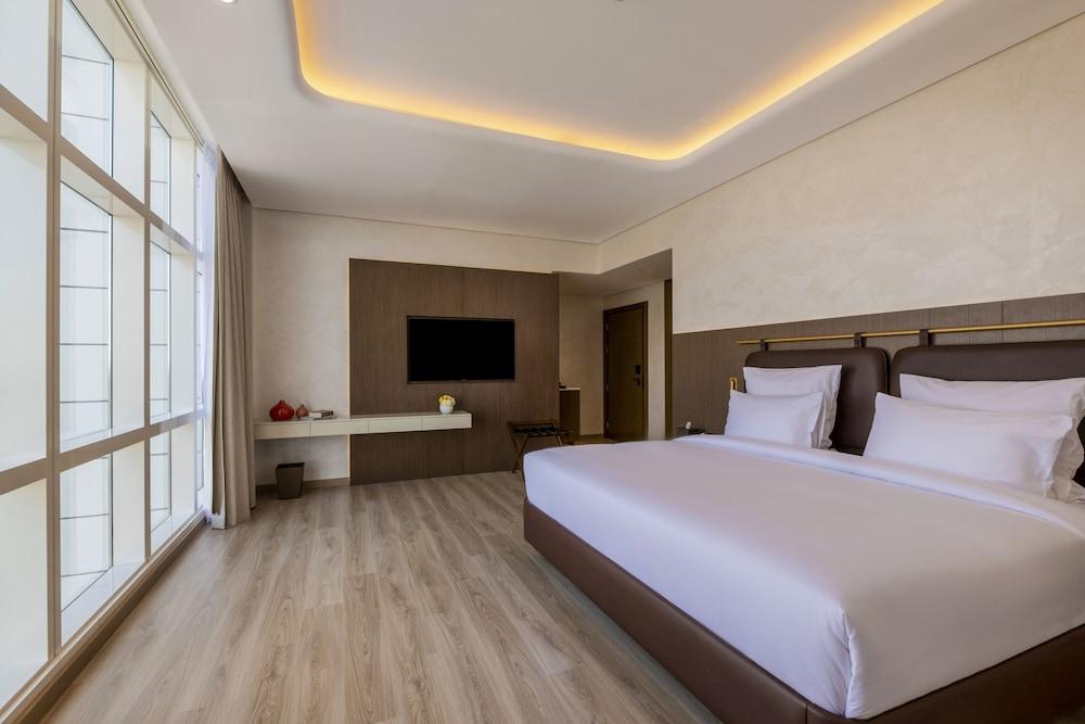 Movenpick Hotel Jumeirah Village Triangle Room Type - Superior Room, 1 King Bed, City View