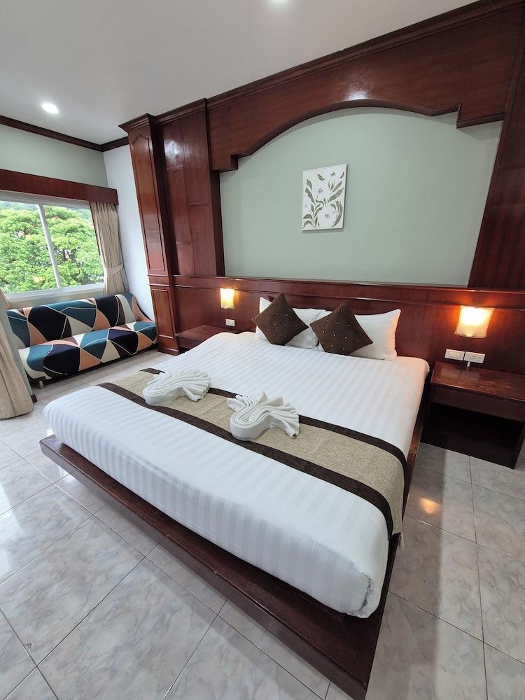 New Forest Patong Room Type - Deluxe Double Room (with balcony and with window)