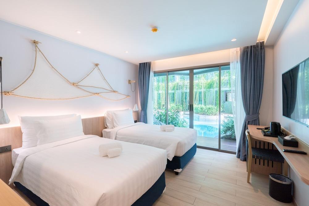 Panwaburi Beachfront Resort Room Type - Deluxe Pool Access Twin Bed with Partial Pool View Panwaburi Beachfront Resort Room Type - Deluxe Pool Access Twin Bed with Partial Pool View