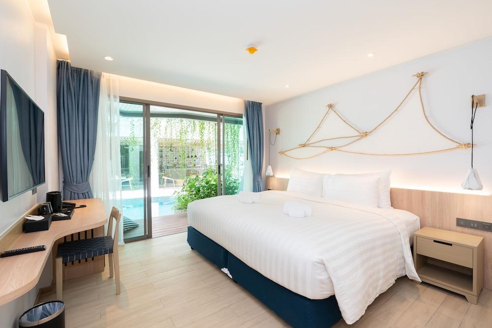 Panwaburi Beachfront Resort Room Type - Deluxe Pool Access Double Bed with Partial Pool View
