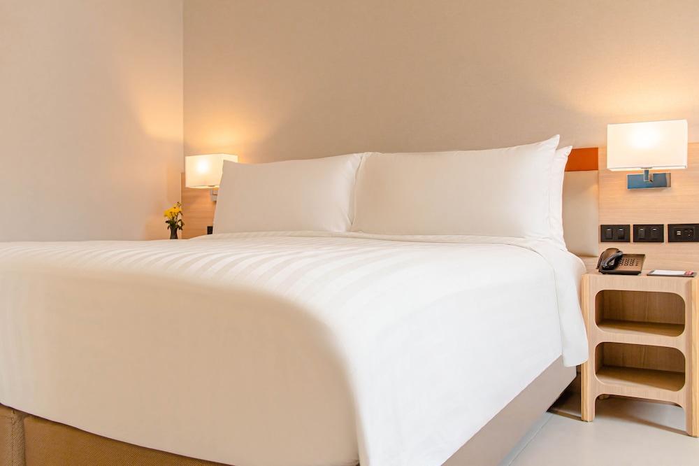 GLOW Mira Karon Beach Room Type - Deluxe King
