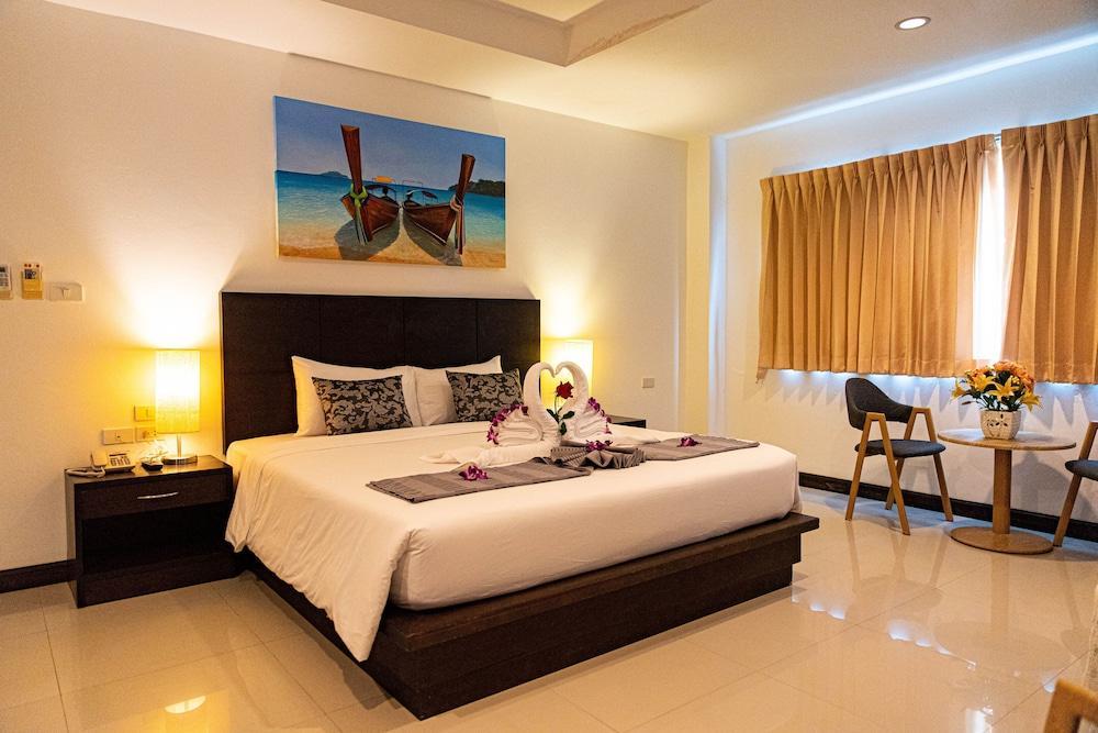 Q Victory Patong Room Type - Deluxe Double Room