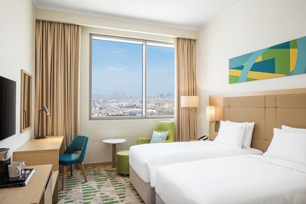 Holiday Inn Hotel & Suites Dubai Science Park by IHG Room Type - Standard Room, 2 Twin Beds, Smoking