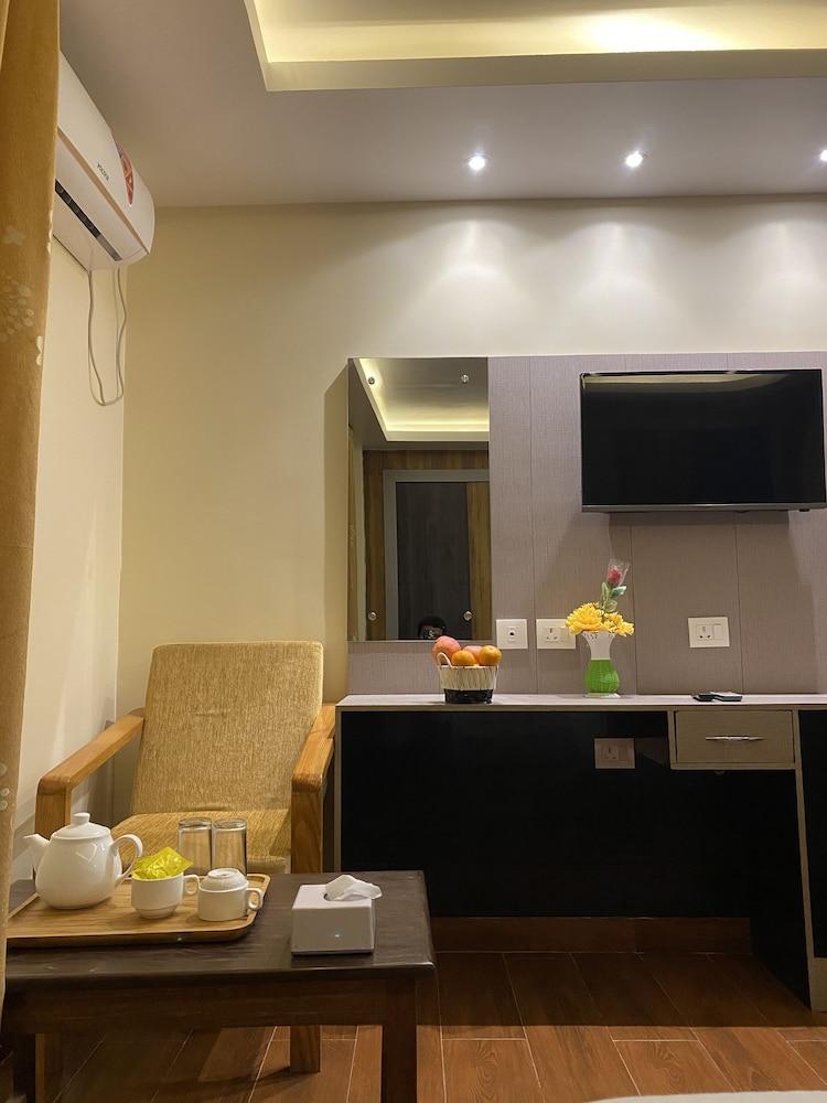 Hotel Murano - Tap to explore photos