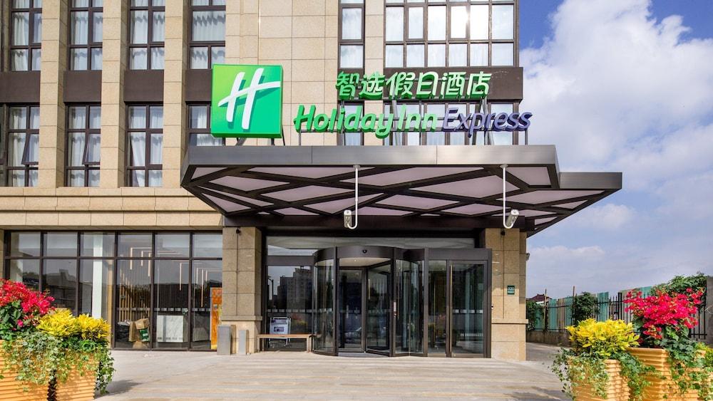 Holiday Inn Express SHANGHAI HONGQIAO NORTH - Tap to explore photos