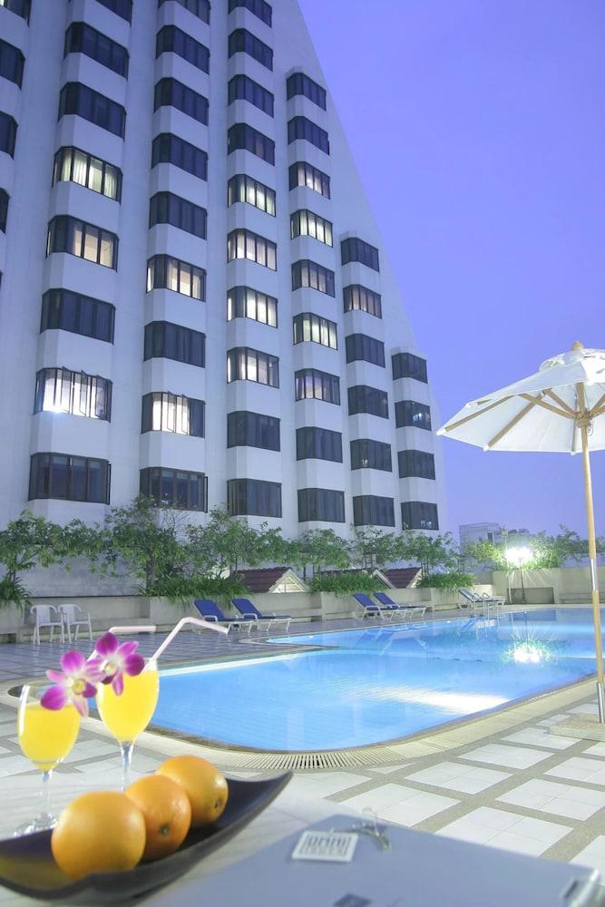 Omni Tower Direct Rooms Sukhumvit Soi 4 - Tap to explore photos