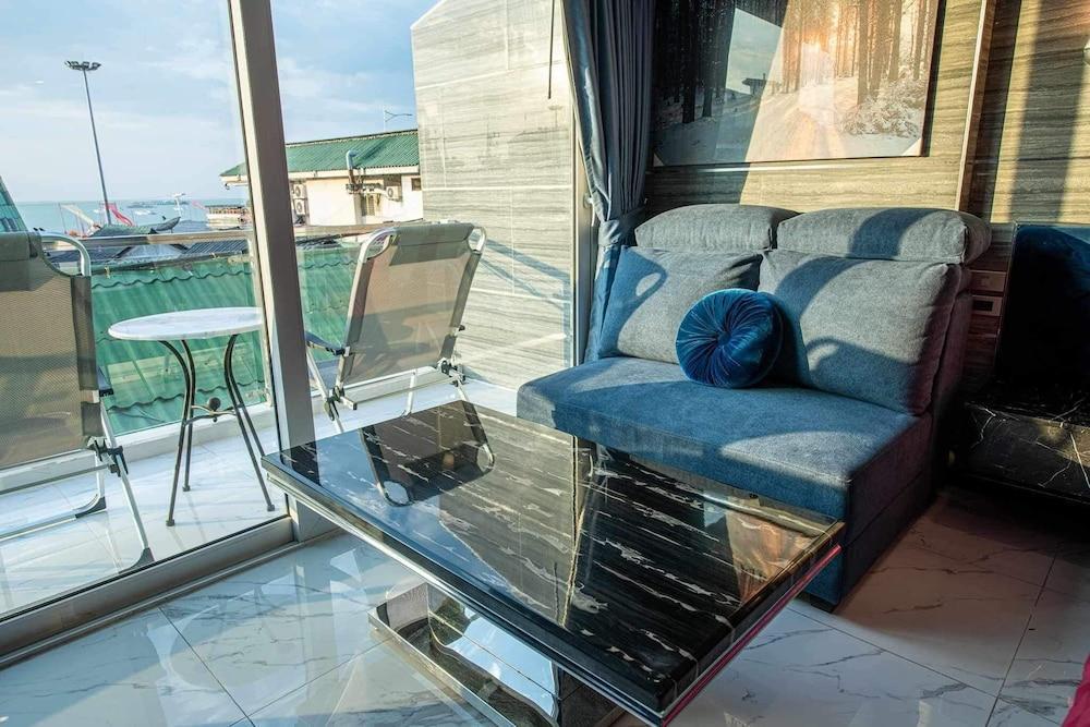 The Globe Hotel Bar and Restaurant Room Type - Junior Suite, 1 King Bed, Non Smoking, Balcony
