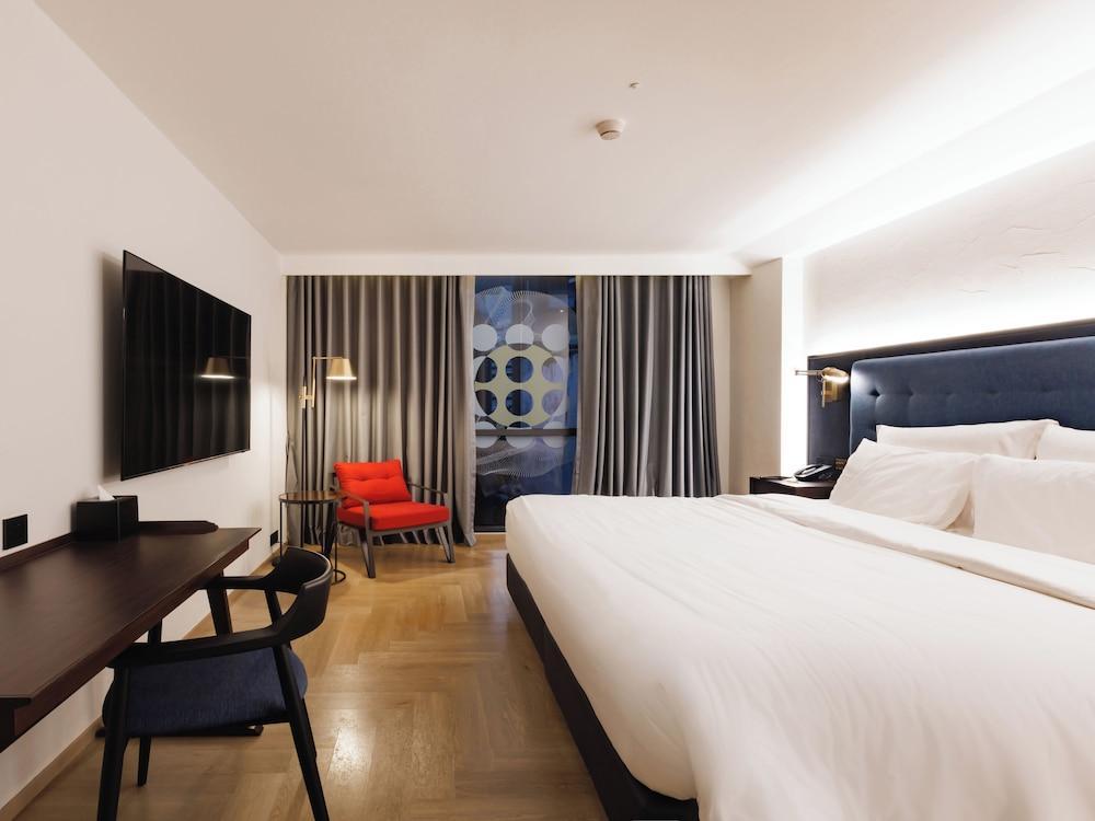 Public House Hotel Room Type - Downtown King Room