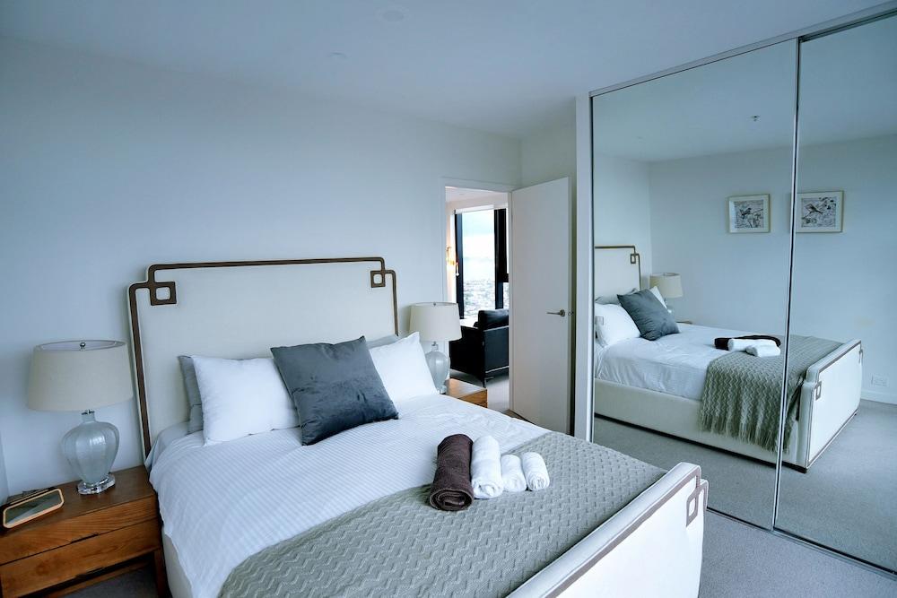Southbank Platinum Tower Apartment - Tap to explore photos