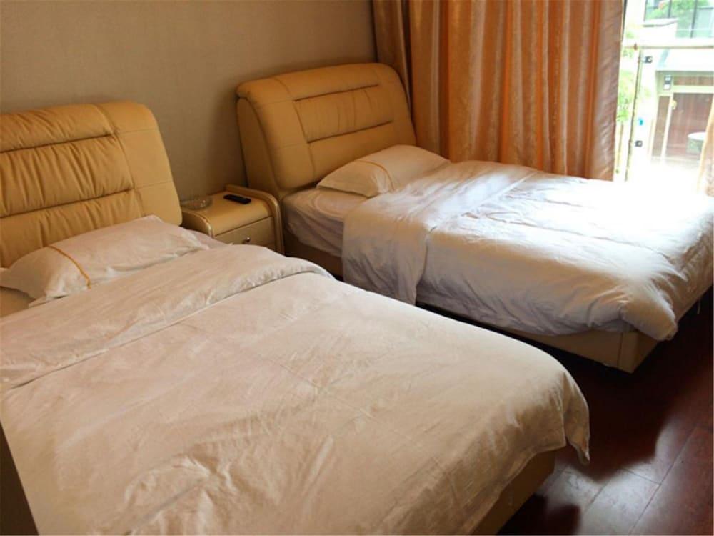 Conghua Hot Spring Mingyue Shanxi Villas - Tap to explore photos