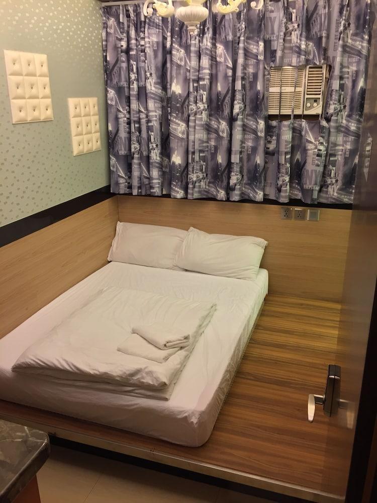 Rai Lei Hostel Room Type - Deluxe Twin Room, 2 Twin Beds (No Windows)