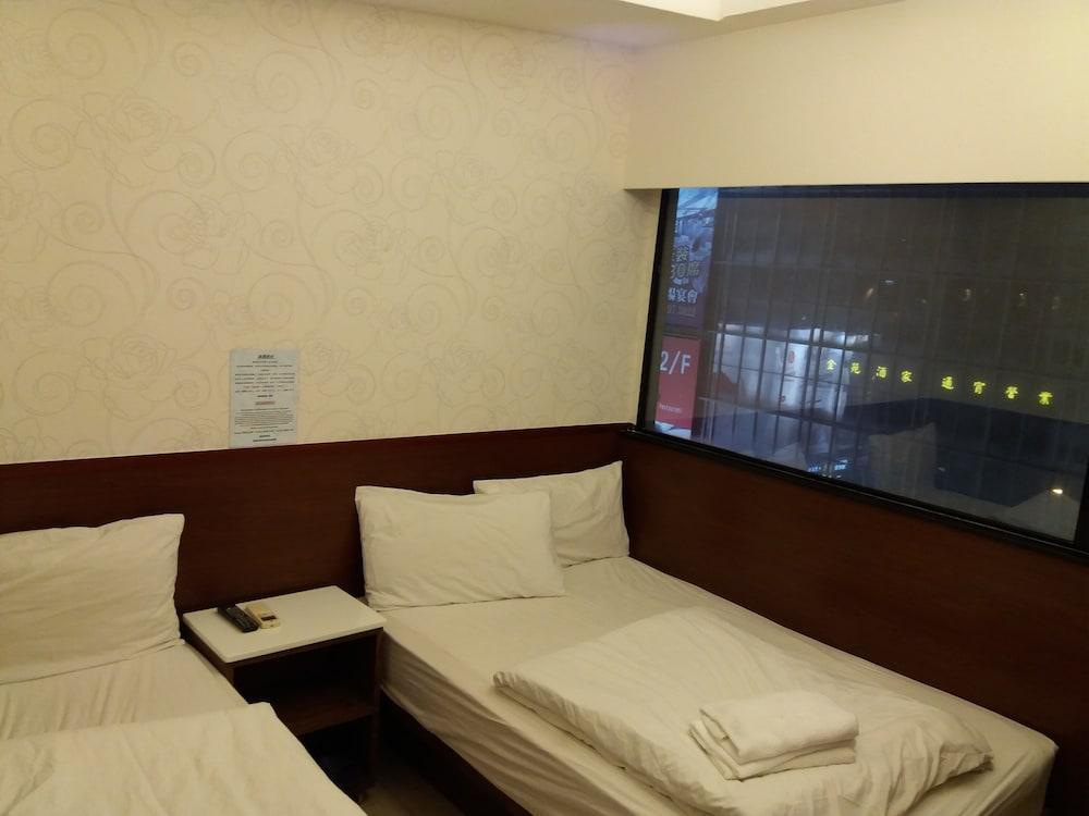 Rai Lei Hostel Room Type - Deluxe Triple Room(with Window)