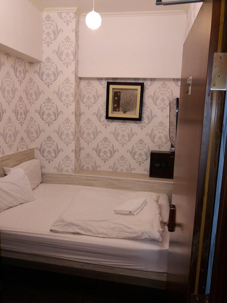 Rai Lei Hostel Room Type - Deluxe Double Room (No Windows)