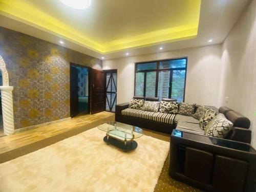 Cheerful 2 bed room flat with parking near forest. - Tap to explore photos