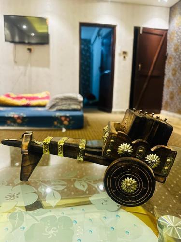 Cheerful 2 bed room flat with parking near forest. - Tap to explore photos