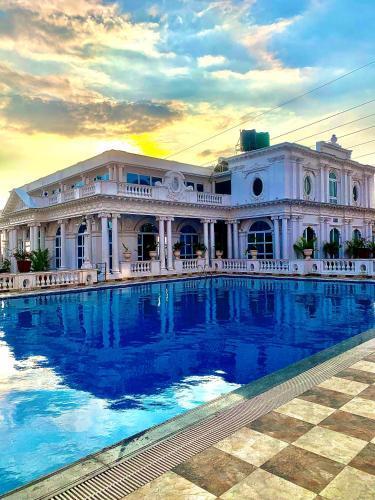 Dream Palace - Tap to explore photos