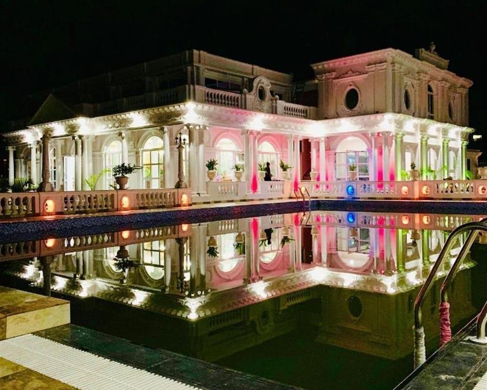 Dream Palace - Tap to explore photos