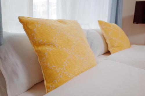 Triphome Tateishi New open/2 single beds/big table/300M WiFi - Tap to explore photos