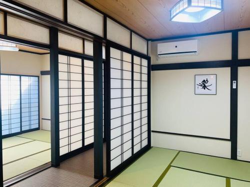 東京民泊 貸し切り一軒家 モダン和風 畳 青砥 上野 プライベート空間 最大8名 ファミリータイプ