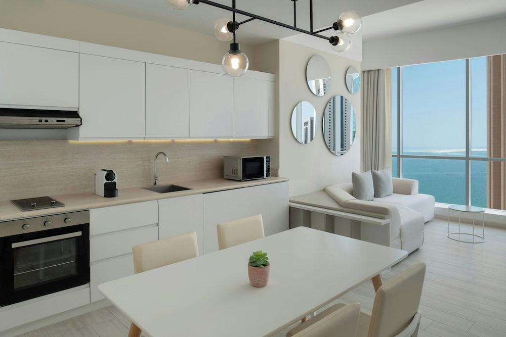 Element by Marriott West Bay Doha Room Type - Studio, 1 King Bed, Partial Sea View