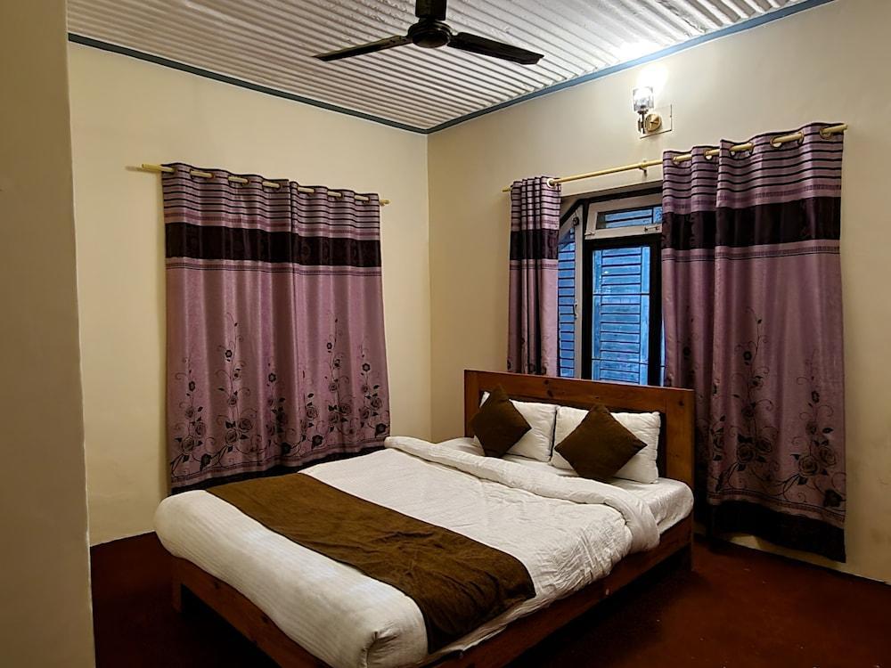Dharma Backpackers Room Type - Deluxe Double Room