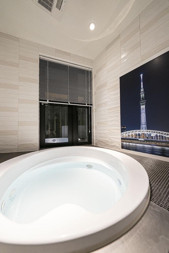 La Krasse Skytree - Tap to explore photos