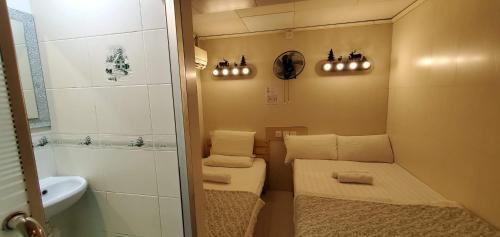 New hoover hostel Room Type - Budget Triple Room New hoover hostel Room Type - Budget Triple Room