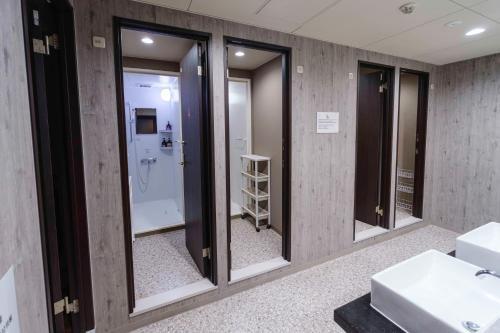 Wise Owl Hostels River Tokyo Room Type - King Room with Shared Bathroom