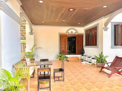 Chill Inn Lipa Noi Hostel and Beach Cafe - Tap to explore photos