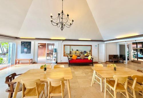 Chill Inn Lipa Noi Hostel and Beach Cafe - Tap to explore photos