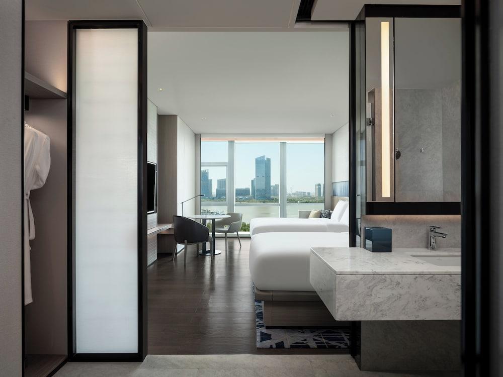 Guangzhou Marriott Hotel Nansha Room Type - Premier Room, 1 King Bed, Harbor View