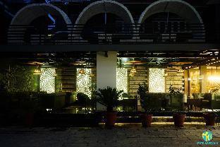 Hotel Mustang Holiday Inn - Tap to explore photos