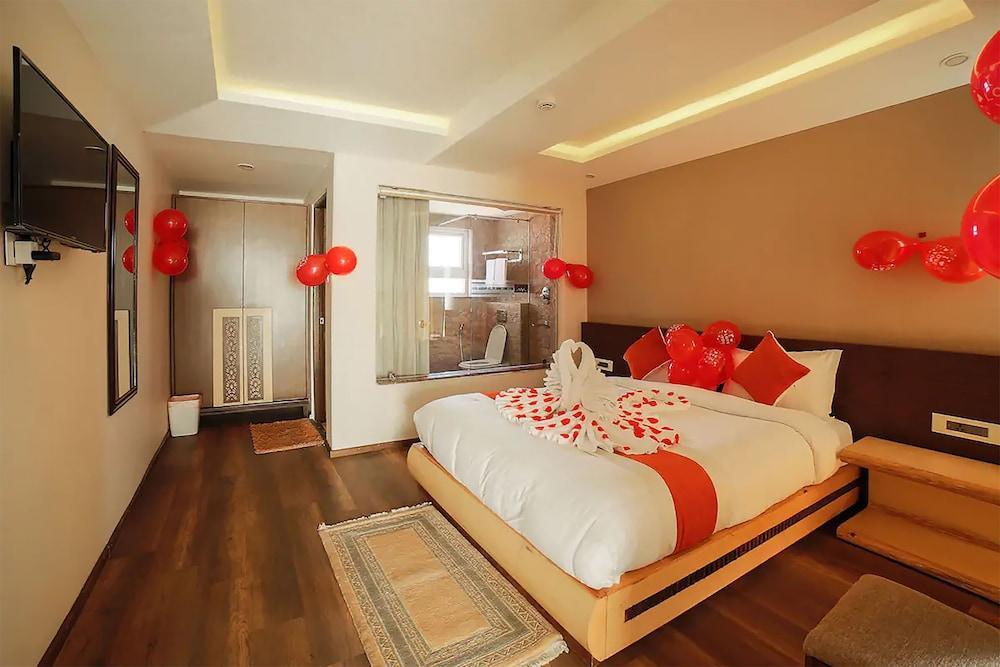 Kings Hotel Rajkuti Room Type - Honeymoon Double Room