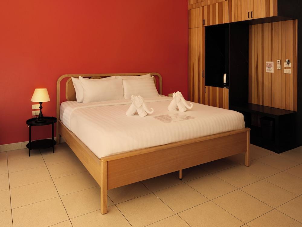 Lenny's Hotels Room Type - Deluxe Triple Street View Lenny's Hotels Room Type - Deluxe Triple Street View