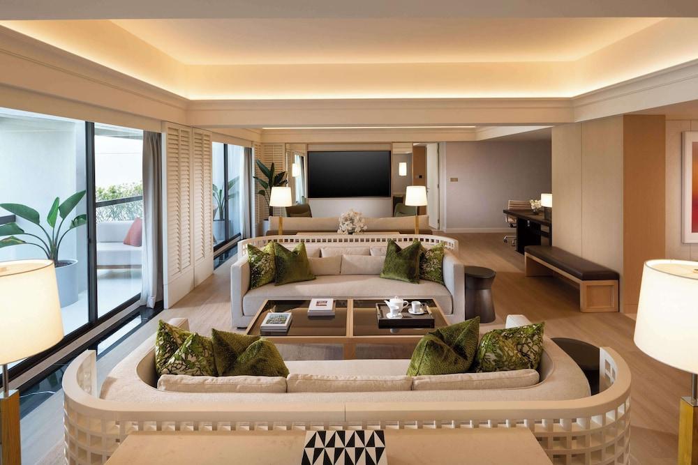 Conrad Singapore Orchard Room Type - Conrad Suite with Lounge Access, 1 King Bed