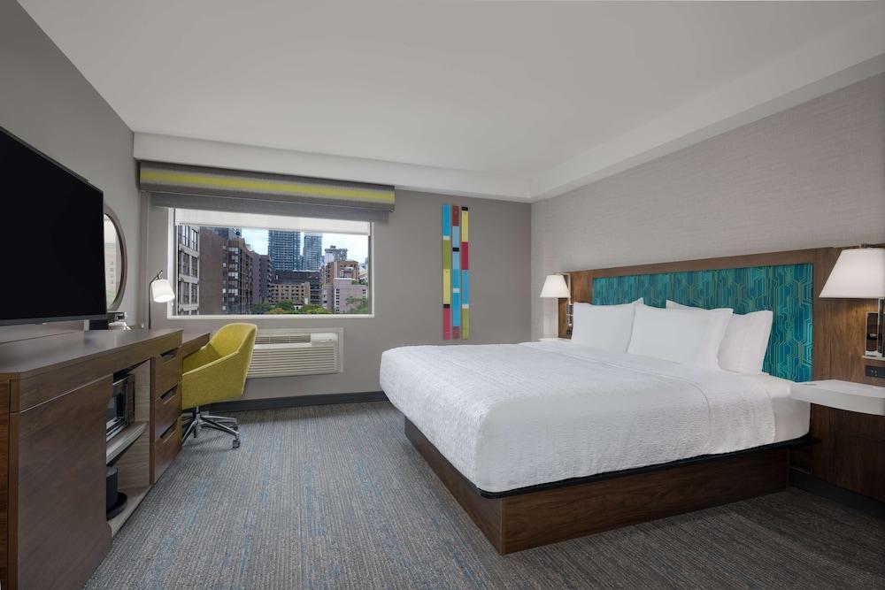 Hampton Inn & Suites by Hilton Toronto Downtown Room Type - Room, 1 King Bed, Accessible, Bathtub