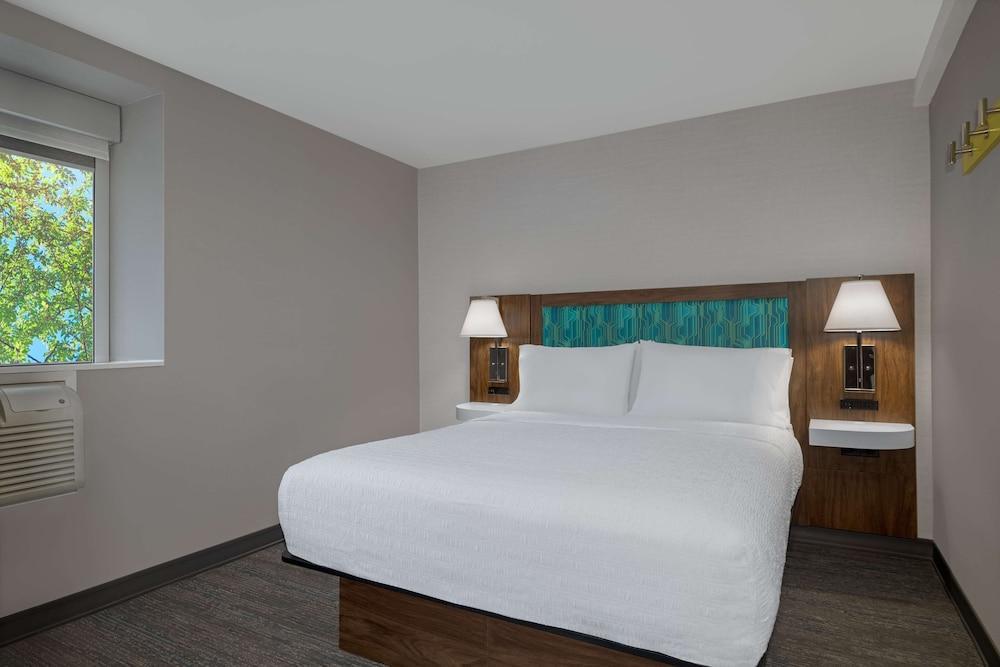 Hampton Inn & Suites by Hilton Toronto Downtown Room Type - 1 QUEEN BED ROOM