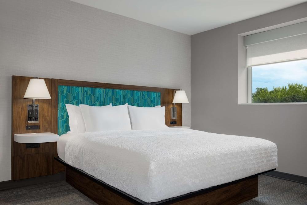 Hampton Inn & Suites by Hilton Toronto Downtown Room Type - Room, 1 King Bed, Accessible (Roll-In Shower)