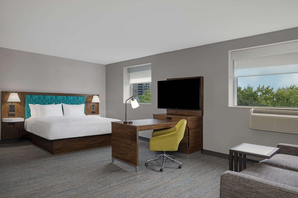 Hampton Inn & Suites by Hilton Toronto Downtown Room Type - Studio Suite, 1 King Bed, Park View