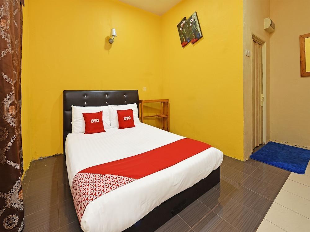 Hotel O Awan Biru Motel Room Type - Standard Double Room, 1 Queen Bed