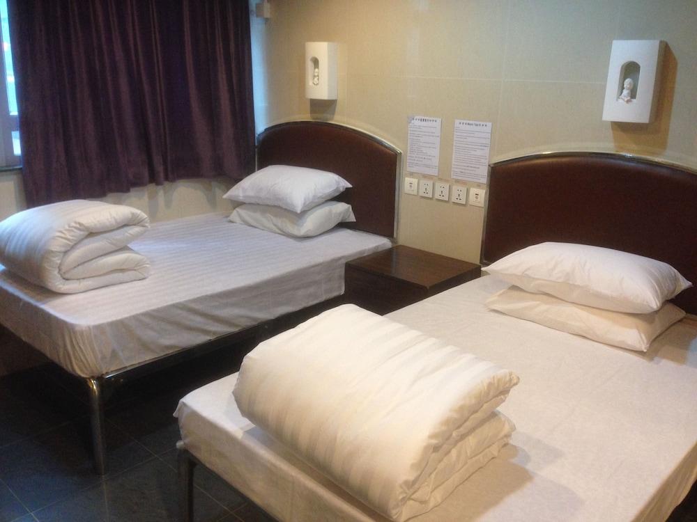 Hong Kong Co-living Space, Kowloon Youth Village Room Type - Economy Triple Room