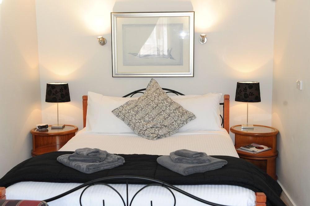 Norwood House Motel & Reception Centre Room Type - Family Room w/Kitchenette