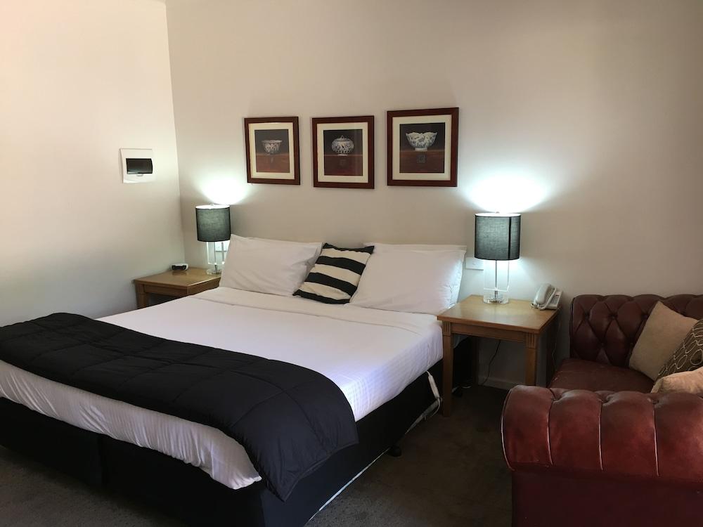 Norwood House Motel & Reception Centre Room Type - Deluxe King Room