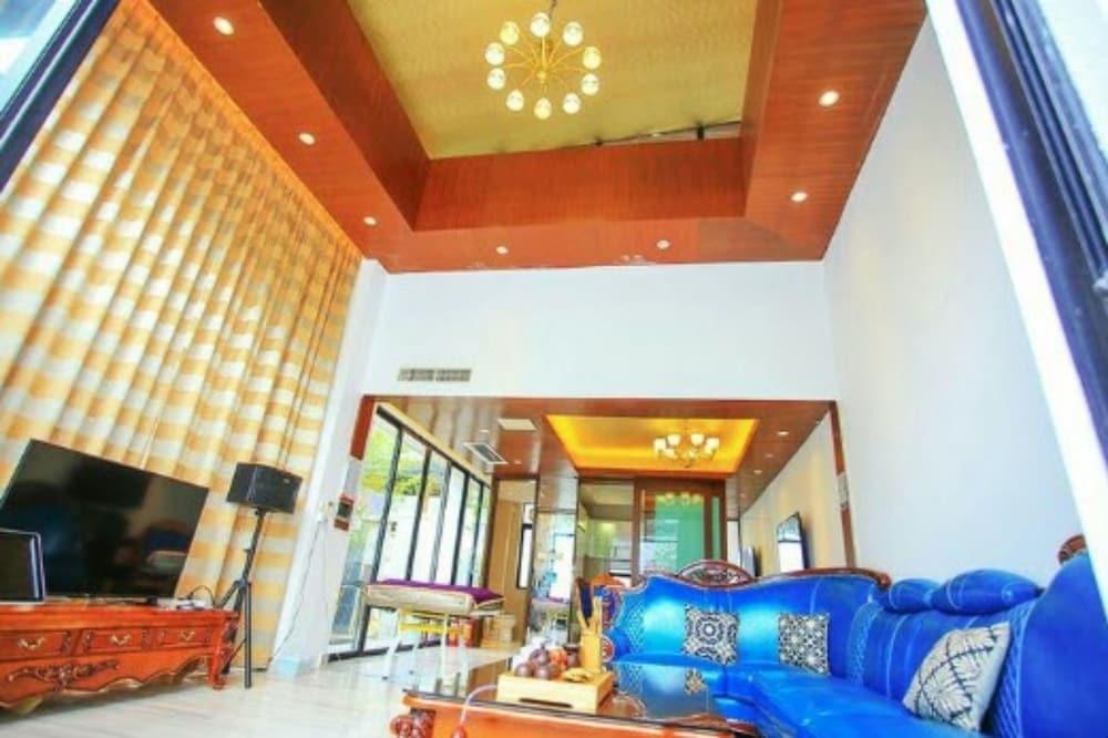 Moon River Villa No 5 - Tap to explore photos