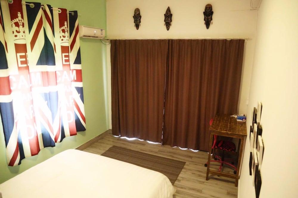 Zhaohuaxishi Youth Hostel - Tap to explore photos