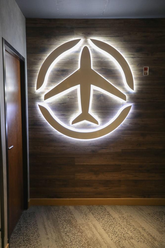 Abu Dhabi Airport Hotel Terminal 1 - Tap to explore photos