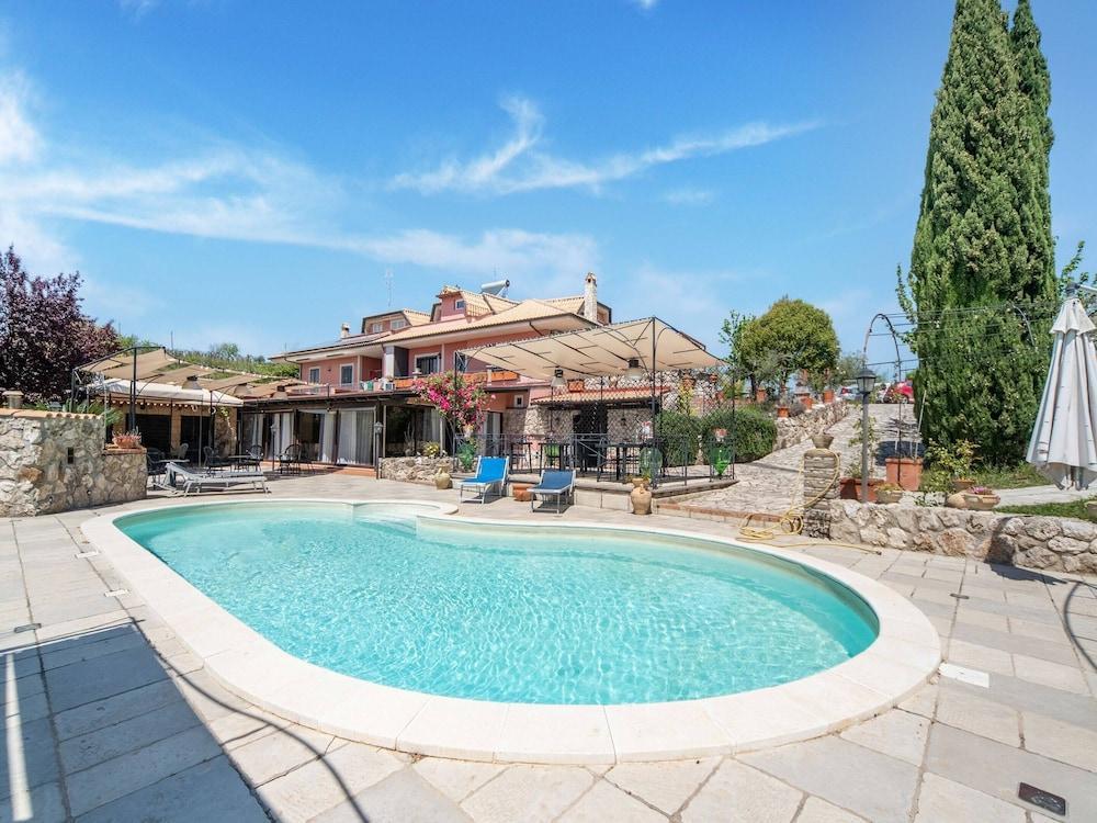 Villa in Monterotondo With Pool & Tiber Views