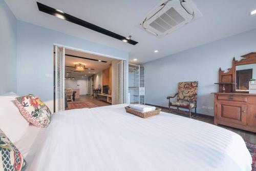 Central Bangkok, 5 stars river view & characteristic decor - Tap to explore photos