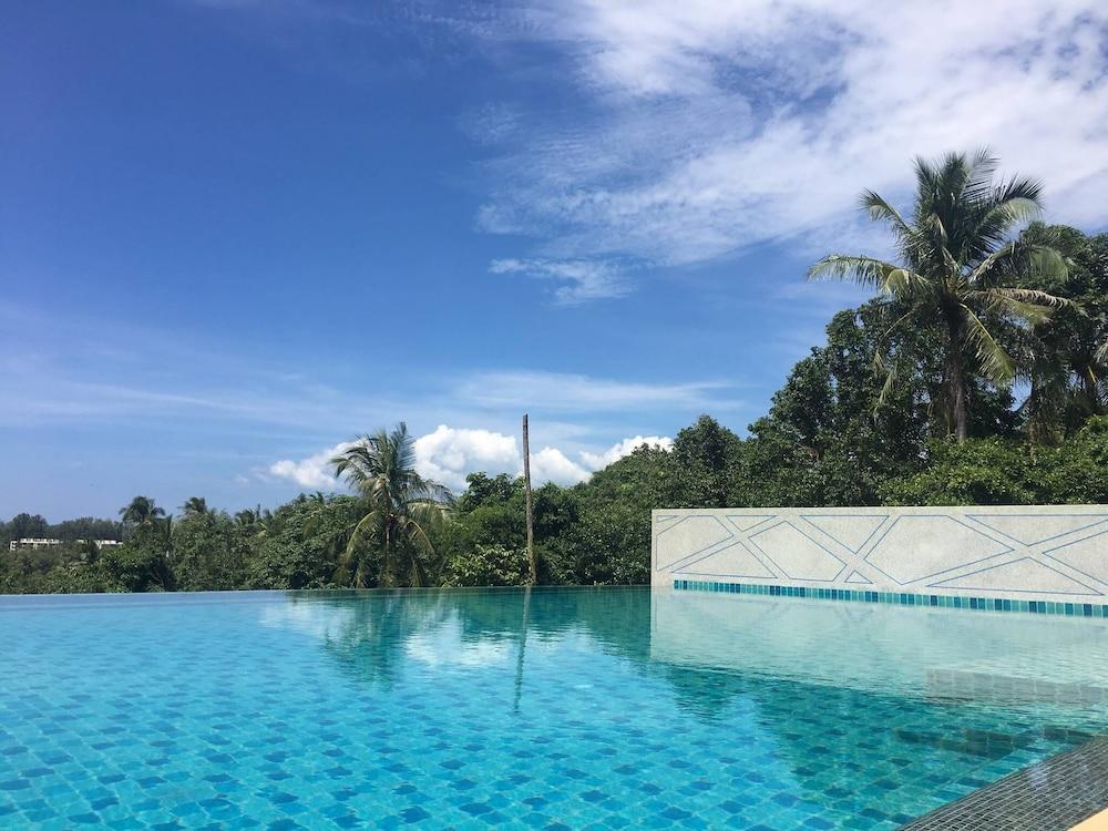 Coastal 1bed Infinity Pool Walk to Great Beach - Tap to explore photos
